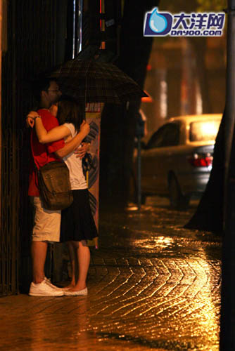 情侣在街边避雨拥抱