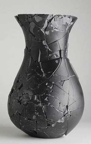 充满破碎感的黑色花瓶
