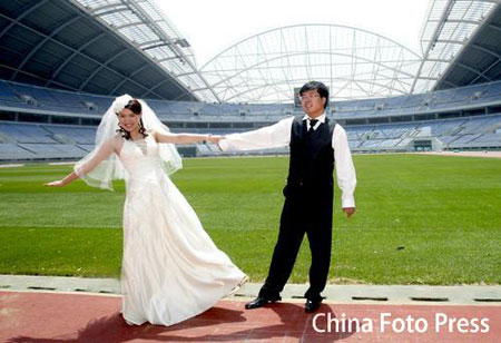 图文：沈阳奥运主题婚纱摄影 在体育场前秀婚纱