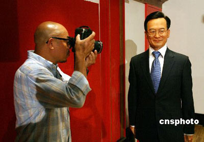 图为中国国务院总理温家宝蜡像。