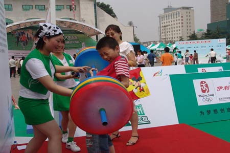 图文：伊利奥运健康中国行武汉现场 小孩子举重
