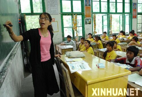 来自香港的支教老师黎惠敏在吉首市矮寨中学上英语课(6月20日摄,她