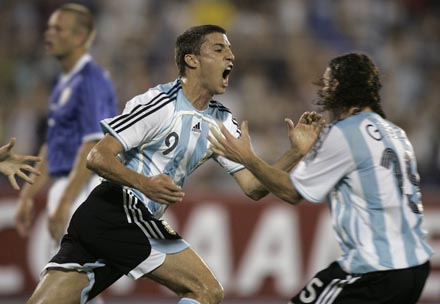 当地时间6月29日,美洲杯c组第2场比赛打响,阿根廷2
