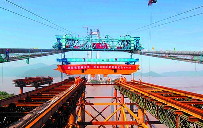 国内跨度最大的钢箱梁悬索桥成功架设首段钢(图)