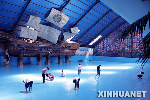 7月1日，工作人员在北京蟹岛赶海宫清理“海底”准备注水迎客。新华社记者 张燕辉摄
