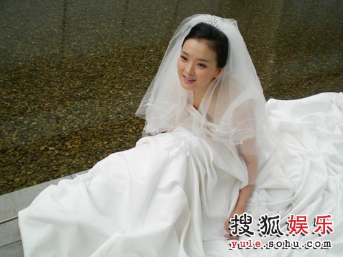王艳当了妈妈再披婚纱 引领时尚做"今日新娘"