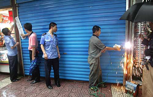 聯合執法隊對頂風不整改的一家玉器店進行了查封,用電焊機焊死門面