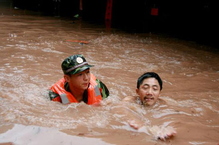四川洪灾5市县城区进水 22人死10人失踪(组图)