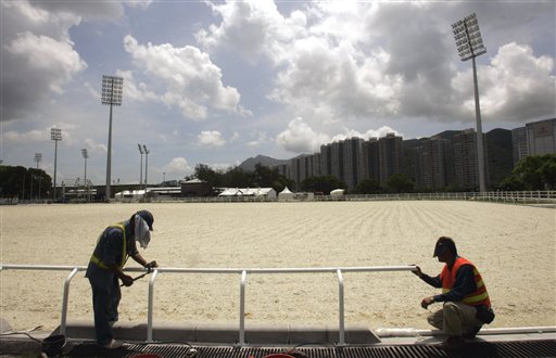 图文：香港奥运马术赛场竣工 工人整修场地