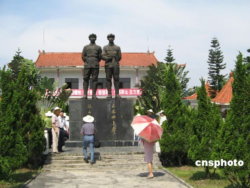 海南定安县母瑞山革命根据地纪念园内,冯白驹及王文明纪念雕像.