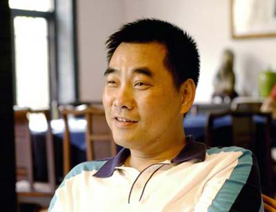 媒体专区 时尚看版 他,就是打造了中国男装西域骆驼品牌的柯夏鸣.