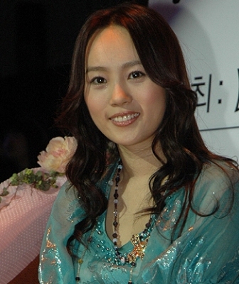 韩国女歌手李秀英图片