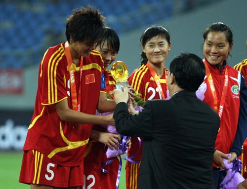 图文:[邀请赛]中国女足夺冠 李洁接受奖杯