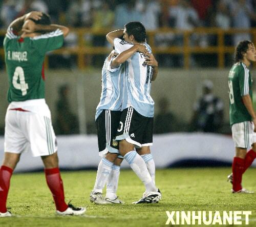 当日,在委内瑞拉奥尔达斯港举行的2007年美洲杯足球赛半决赛中,阿根廷