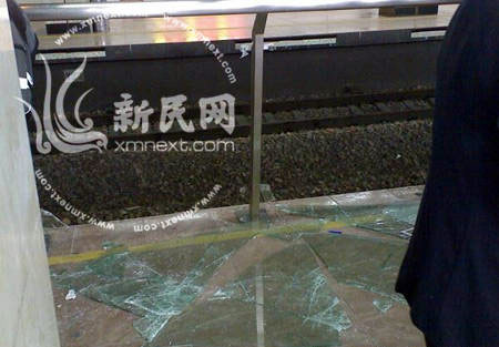 上海地铁屏蔽门夹死人 网友质疑为何不装感应器