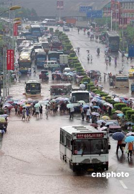 重庆市区多条道路被水淹没，城市交通严重受阻，部分地区的供电发生中断。重庆市气象台从凌晨一点到八点连续发布了四次0-2小时强对流天气紧急警报和一次“暴雨红色预警”信号。中新社发毛建军 