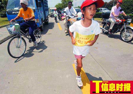 8岁海南女孩张慧敏在父兄陪同下继续跑步上京之旅。