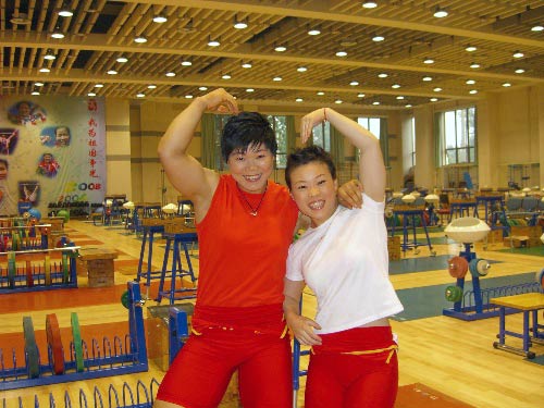 王明娟(右)和刘春红在训练间隙