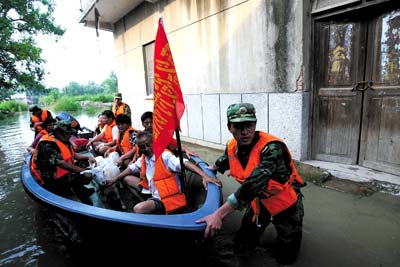 2007年7月17日，在蚌埠市五河县的临北村，当地部队将低洼区的群众转移到堤岸上