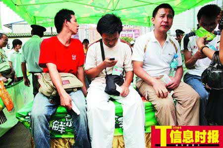 为了兑到一张演唱会门票，有些人守候了快6个小时，连午饭都没吃。