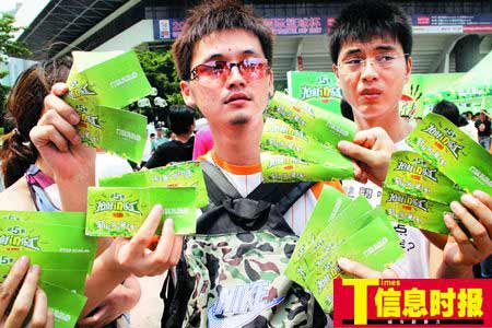有消费者手持多张健力宝公司发出的门票兑换券激动地表示，他们等了一个上午只等来该公司一句：“门票已换完”。