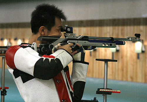 图文:射击队奥运试枪 朱启南在训练