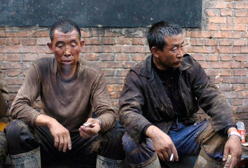 7月23日,兴县魏家滩镇煤矿两名救援矿工在休息
