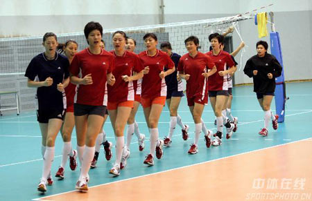 图文中国女排公开训练全队在做准备活动