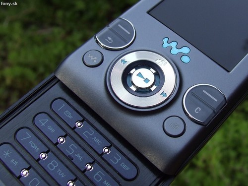 索尼爱立信新款滑盖音乐手机W580i 