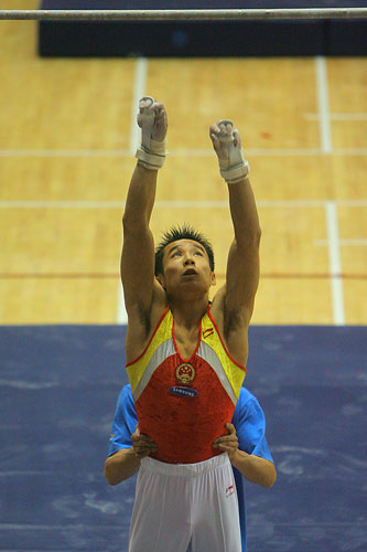 图文:体操世界杯上海站 肖钦准备上杠