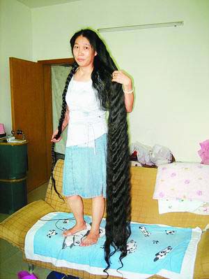 世态万象 住在宝安区新安街道宝民社区的袁女士,蓄发11年,头发长达2