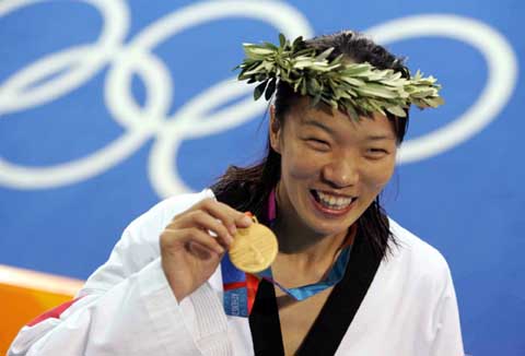 图文：2004年现役奥运冠军 陈中手举金牌