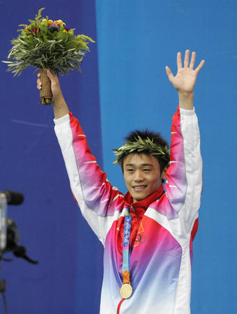 图文：2004年现役奥运冠军 领奖台上的胡佳
