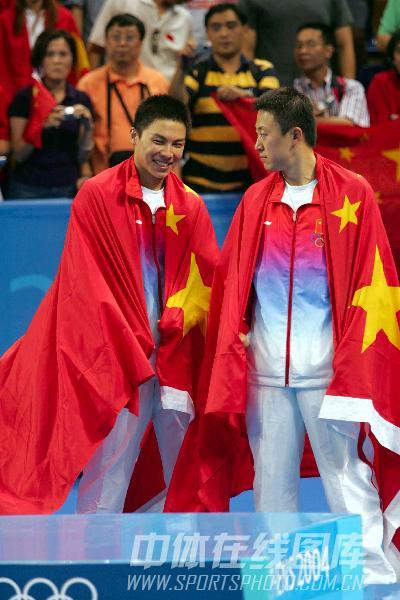 图文：2004年现役奥运冠军 马琳陈�^身披国旗