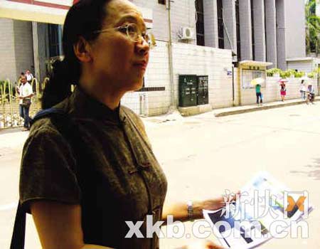 　　中山三院的代理律师拿着答辩意见，准备出庭应诉。以中大法学院教授为主的"律师团"将集体为齐二药案被告中山三院辩护。 曹晶晶/摄