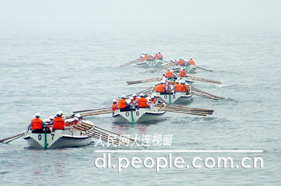 大连舰院百名学员驾舢板横渡渤海海峡(图)