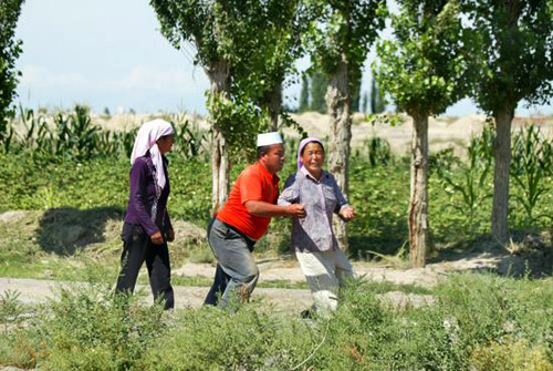 2007年8月6日,新疆乌苏市四棵树镇哈尔毛墩村,受害人亲属悲痛欲绝