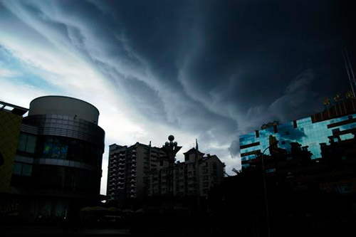 2007年8月7日下午，受2007年第7号强热带风暴“帕布”影响，福州市区上空乌云密布，风力也逐渐增大。