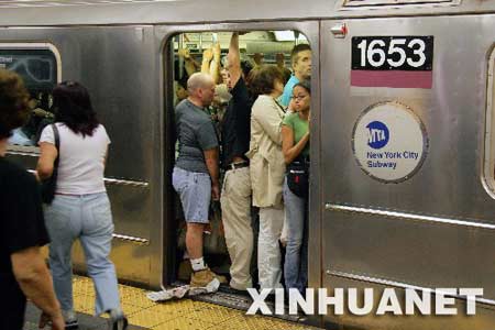 8月8日,美国纽约7号线地铁大中央车站拥挤不堪