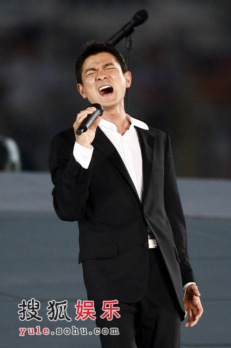图：奥运倒计时晚会现场 刘德华激情献唱