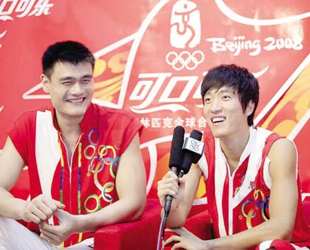 图为刘翔（右）、姚明两位点燃明年奥运主火炬的有力竞争者。