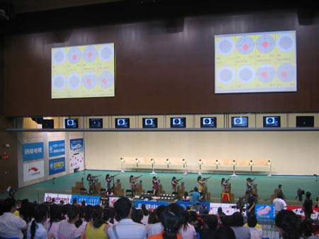 图文：中国射击队奥运选拔赛 决赛赛场万众瞩目