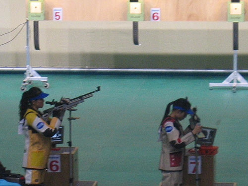 图文：中国射击队奥运选拔赛 两名选手跃跃欲试