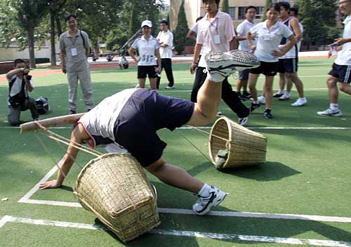 挑担子图片年轻人图片