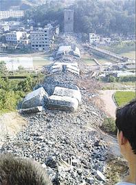 湘西凤凰沱江大桥垮塌