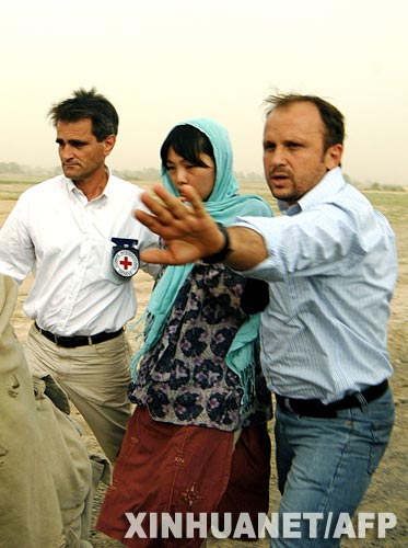 8月13日,在阿富汗加兹尼省,红十字国际委员会官员协助获救韩国人质