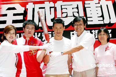 7月4日，可口可乐公司邀请香港著名歌星张学友、体坛新星叶佩延及学界十优状元李奇光担任2008北京奥运香港区接力火炬手，以激励全城投入奥运热忱。图为香港体育协会暨奥林匹克委员会义务秘书彭冲右二、歌星张学友中、十优状元李奇光左二等嘉宾高举首次运抵香港的08北京奥运火炬，为活动揭开序幕。中新社发洪少葵 摄