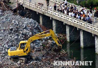 8月15日，专家在湖南凤凰桥梁坍塌事故现场指挥抢救。 截至15日10时30分左右，事故遇难人员增至34人。目前，坍塌事故现场搜救工作仍在紧张进行。 新华社发（郭国权 摄）