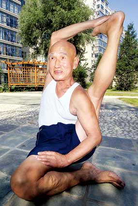 79歲老漢練瑜伽15年 腳能盤至腦後引人圍觀(圖)