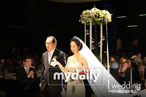 组图:明世彬与律师男友完婚 着素雅婚纱娇艳